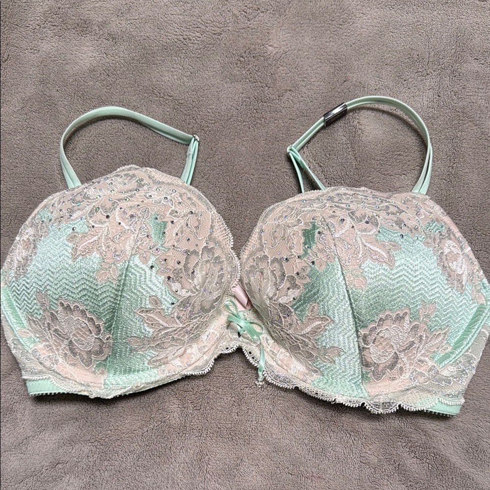 Elegant Lace Trimmed Victoria’s Secret push up Bra in Mint Green